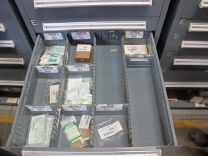 STANLEY VIDMAR HEAVY DUTY 5-DRAWER PARTS CABINET W/ CONTENTS (W-50) LOADING & HANDLING FEE $25-